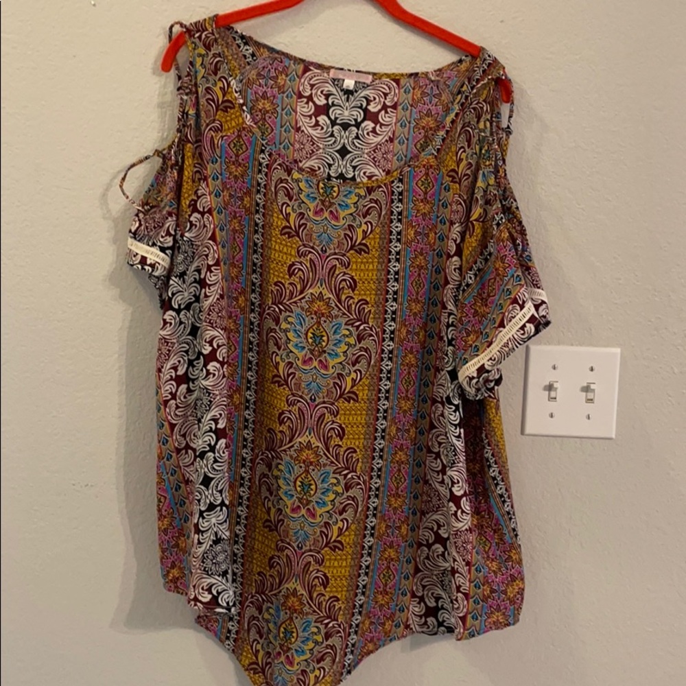 Free 2Luv cold shoulder shirt w/ cute details